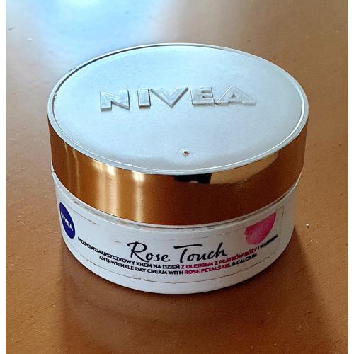 Nivea Rose Touch, Przeciwzmarszczkowy krem na dzień z olejkiem z płatków róży i wapniem - opinie | zdjęcie do recenzji od Iwona_C