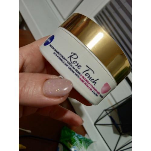 Nivea Rose Touch, Przeciwzmarszczkowy krem na dzień z olejkiem z płatków róży i wapniem - opinie | zdjęcie do recenzji od Moniula93 - 5