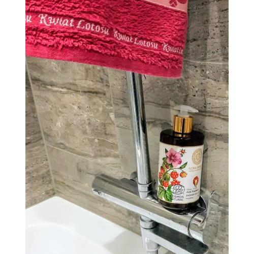 Natura Siberica Flora Siberica, Arctic Raspberry, Nourishing Shower Gel (Naturalny odżywczy żel pod prysznic `Arktyczna malina`) - opinie | zdjęcie do recenzji od gwolska