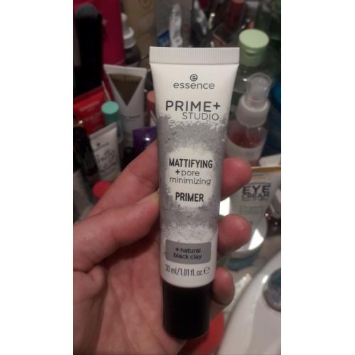 Essence Prime + Studio, Mattifying + Pore Minimizing Primer  (Matująca baza pod makijaż z czarną glinką minimalizująca pory) - opinie | zdjęcie do recenzji od Magda_cafe_con_leche - 1