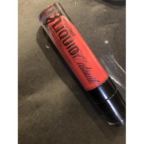 Wet n Wild MegaLast, Liquid Catsuit Matte Lipstick (Matowa pomadka w płynie) - opinie | zdjęcie do recenzji od szminka2010