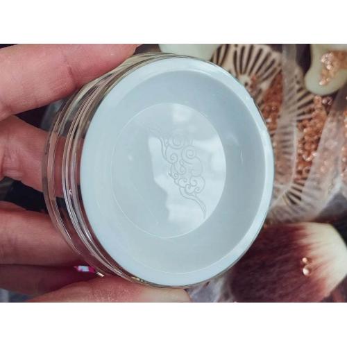 Eveline Cosmetics Variete, Hydra Loose Powder (Puder sypki z efektem chłodzącym) - opinie | zdjęcie do recenzji od Barunia - 3