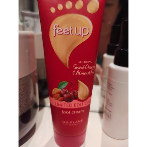 Oriflame Feet Up, Soothing Sweet Cherry & Almond Oil Foot Cream (Kojący krem do stóp z czereśnią i olejkiem migdałowym) - opinie | zdjęcie do recenzji od Ewunia20