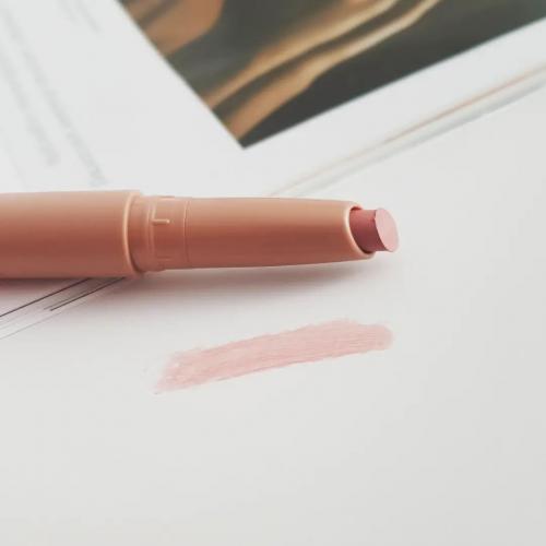 L'Oreal Paris Matte Lip Crayon (Matowa pomadka w kredce) - opinie | zdjęcie do recenzji od f6b553abd7484a09c15925e6937dcdfb8224db47_65eba68250e23 - 2