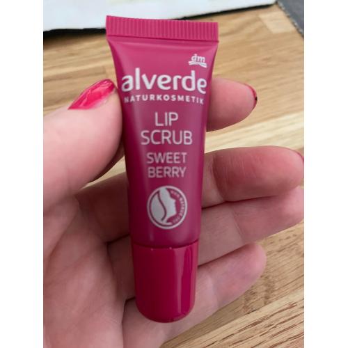 Alverde Lip Scrub Sweet Berry (Peeling pielęgnacyjny do ust o zapachu jagodowym) - opinie | zdjęcie do recenzji od Medea05