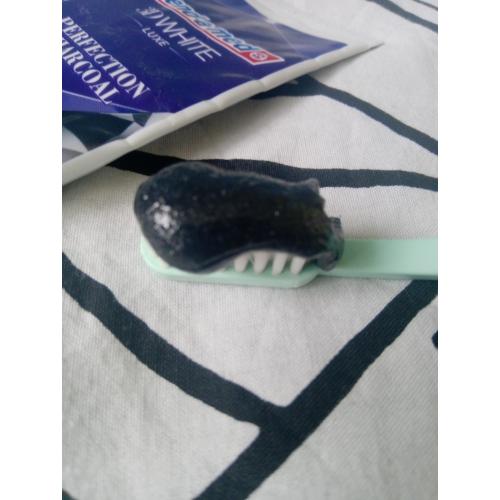 Blend - a - med 3D White Luxe Perfection Charcoal Toothpaste (Pasta do zębów z węglem aktywnym) - opinie | zdjęcie do recenzji od Owocowysad - 1