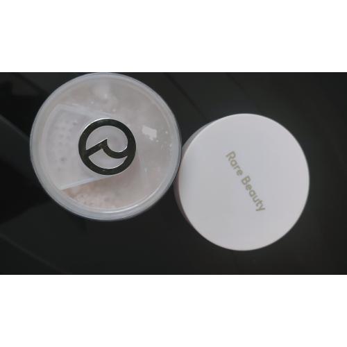Rare Beauty Always An Optimist Soft Radiance Setting Powder (Sypki puder rozświetlający) - opinie | zdjęcie do recenzji od madziarek27
