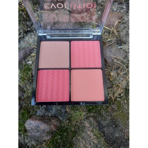 Revolution Beauty (Makeup Revolution) You Are The Revolution 25 Day Advent Calendar (Kalendarz adwentowy 2022) - opinie | zdjęcie do recenzji od Smerfeta83 - 1