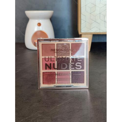 Revolution Beauty (Makeup Revolution) Ultimate Nudes Medium Eyeshadow Palette (Paleta 9 cieni do powiek) - opinie | zdjęcie do recenzji od ksanaru - 1