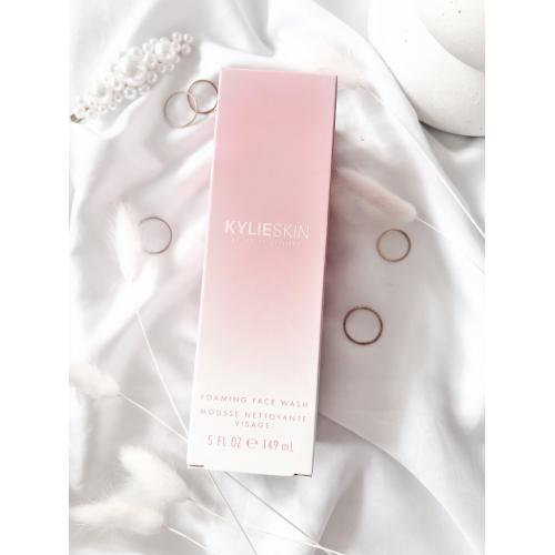 Kylie Skin by Kylie Jenner Foaming Face Wash (Pianka oczyszczająca) - opinie | zdjęcie do recenzji od Ewambeauty - 2