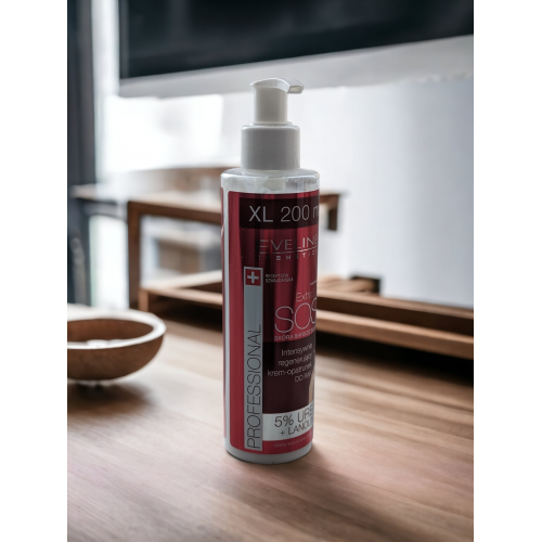 Eveline Cosmetics Extra Soft SOS, (Intensywnie regenerujący krem-opatrunek do rąk 5% urea + lanolina) - opinie | zdjęcie do recenzji od Martakzy