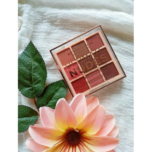 Revolution Beauty (Makeup Revolution) Ultimate Nudes Medium Eyeshadow Palette (Paleta 9 cieni do powiek) - opinie | zdjęcie do recenzji od Anuusiaczeek