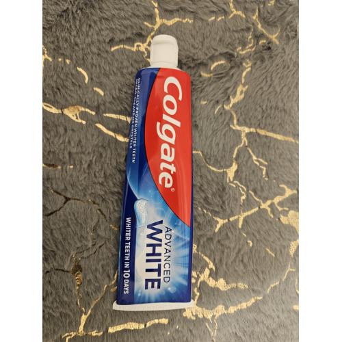 Colgate Advanced White, Wybielająca pasta do zębów z mikrokryształkami - opinie | zdjęcie do recenzji od Pantera Nera