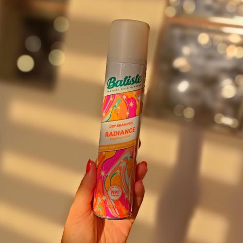 Batiste Radiance Dry Shampoo (Suchy szampon do wszystkich rodzajów włosów energetycznie owocowy) - opinie | zdjęcie do recenzji od Luqia