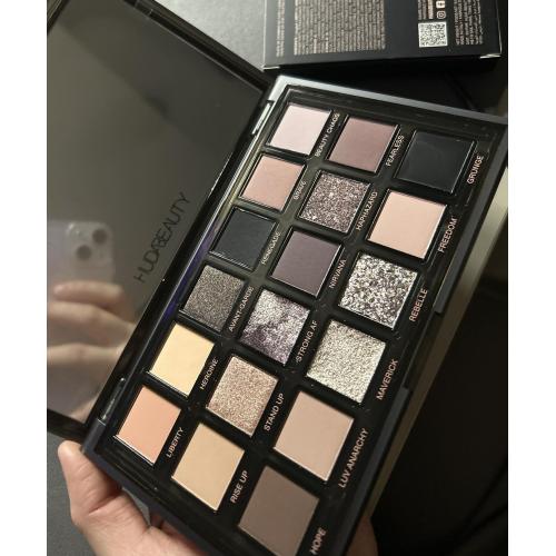 Huda Beauty Pretty Grunge Eyeshadow Palette (Paleta cieni do powiek) - opinie | zdjęcie do recenzji od whitenoise00 - 2