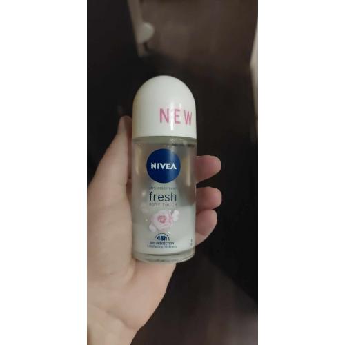 Nivea Fresh Rose Touch, Anti-perspirant Roll-on 48h (Antyperspirant w kulce dla kobiet) - opinie | zdjęcie do recenzji od annaskc