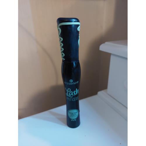 Essence Lash Princess False Lash Effect Mascara Waterproof (Wodoodporny tusz do rzęs pogrubiający) - opinie | zdjęcie do recenzji od annaskc