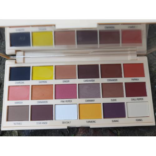I Heart Revolution Cinnamon Chocolate Shadow Palette (Paleta 18 cieni do powiek) - opinie | zdjęcie do recenzji od Smerfeta83 - 1