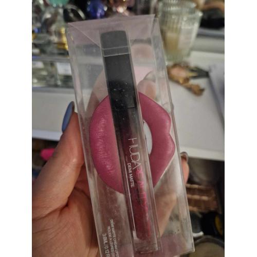 Huda Beauty Demi Matte Cream Lipstick (Satynowa pomadka do ust) - opinie | zdjęcie do recenzji od Gabsonik123