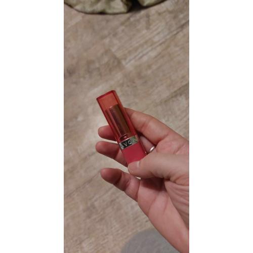 Avon Ultra Colour, Absolute Lipstick (Szminka `Doskonałość absolutna`) - opinie | zdjęcie do recenzji od annaskc