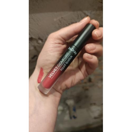 IsaDora Velvet Comfort Liquid Lipstick (Długotrwała płynna pomadka do ust) - opinie | zdjęcie do recenzji od MinimaNebula - 1