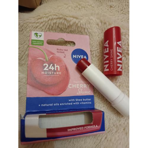 Nivea Cherry Shine, 24h Moisture Improved Formula Vegan (Pielęgnująca pomadka do ust (nowa wersja)) - opinie | zdjęcie do recenzji od Lothris