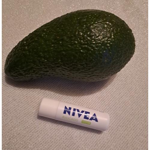 Nivea 24h Melt-in-Moisture Natural Avocado, Pielęgnująca pomadka do ust  SPF 15 - opinie | zdjęcie do recenzji od Moniqu13