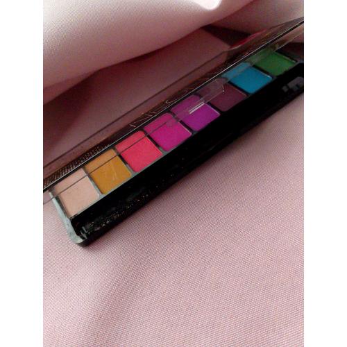 Eveline Cosmetics Neon Lights Eyeshadow Palette (Paleta 8 cieni do powiek) - opinie | zdjęcie do recenzji od BellaMakeup