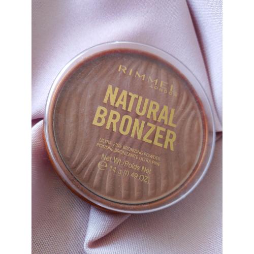 Rimmel Natural Bronzer (Bronzer do twarzy z rozświetlającymi drobinkami) - opinie | zdjęcie do recenzji od BellaMakeup