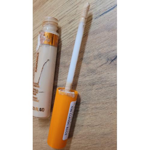 Rimmel Lasting Radiance, Concealer & Eye Illuminator (Korektor rozświetlający pod oczy i do twarzy) - opinie | zdjęcie do recenzji od szminka2010