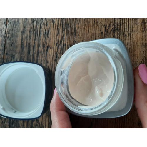 L'Oreal Paris Revitalift Filler SPF50 (Intensywnie Wypełniający Krem Anti-age) - opinie | zdjęcie do recenzji od Domi1220 - 1