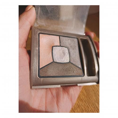 Bourjois Smoky Stories Eyeshadow Palette (Paleta 3 cieni do oczu z rozświetlaczem) - opinie | zdjęcie do recenzji od Alezwieje - 2