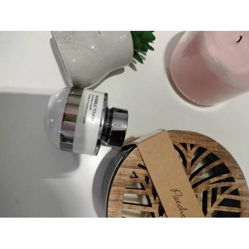 Kiko Milano Invisible Touch, Face Fixing Powder (Matujący puder o działaniu utrwalającym) - opinie | zdjęcie do recenzji od blondeinbeauty