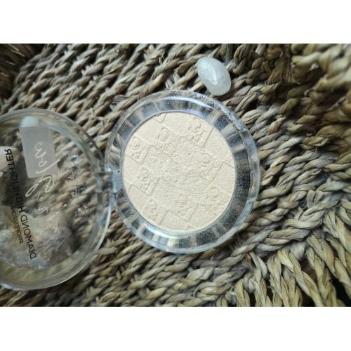 Eveline Cosmetics Feel the Glow, Diamond Highlighter (Rozświetlacz do twarzy) - opinie | zdjęcie do recenzji od MonikaCz89 - 4