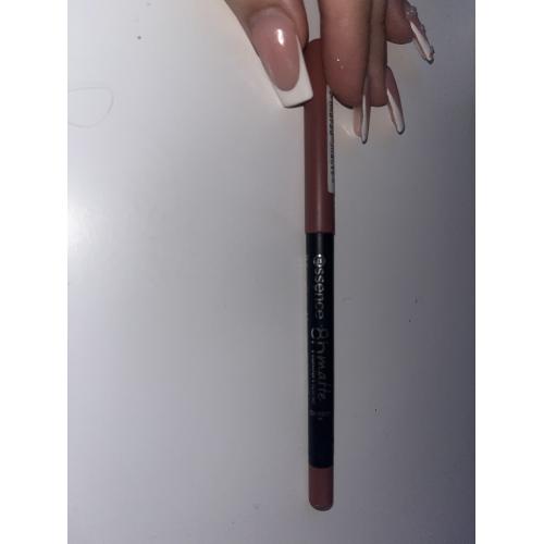 Essence 8h Matte Comfort Lip Liner (Matowa kredka do ust z temperówką) - opinie | zdjęcie do recenzji od Wika_a