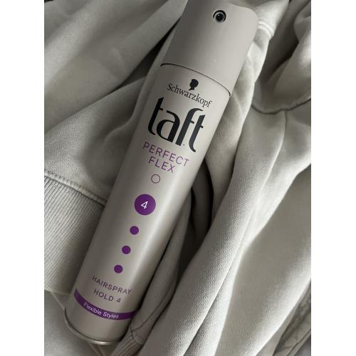 Schwarzkopf Taft Perfect Flex, Flexible Styles Hairspray Hold 4 (Lakier do włosów) - opinie | zdjęcie do recenzji od Julka8822