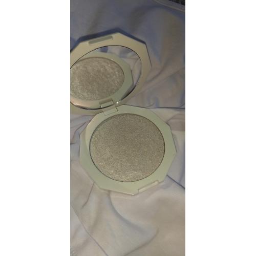Revolution Beauty (Makeup Revolution) Glass Skin, Glass Crystal Illuminator Ultra Shine Highlighter (Rozświetlacz do twarzy) - opinie | zdjęcie do recenzji od Julka_a7278 - 1