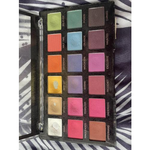 Revolution Pro Regeneration Palette Trends Mischief Mattes (Paleta 18 cieni do powiek) - opinie | zdjęcie do recenzji od Gabriela031099 - 1