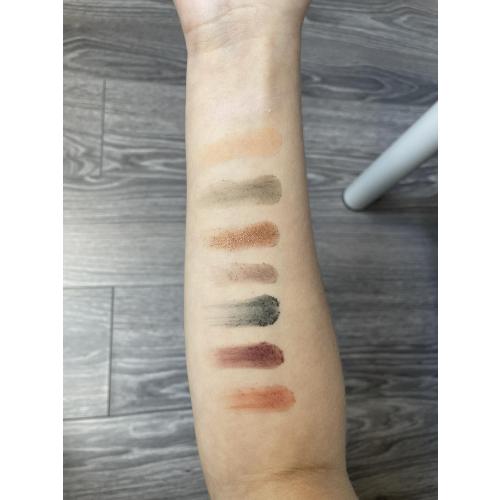 Revolution Beauty (Makeup Revolution) Re-Loaded, Iconic Division, Eyeshadow Palette (Paleta 15 cieni do powiek) - opinie | zdjęcie do recenzji od Gabriela031099 - 2