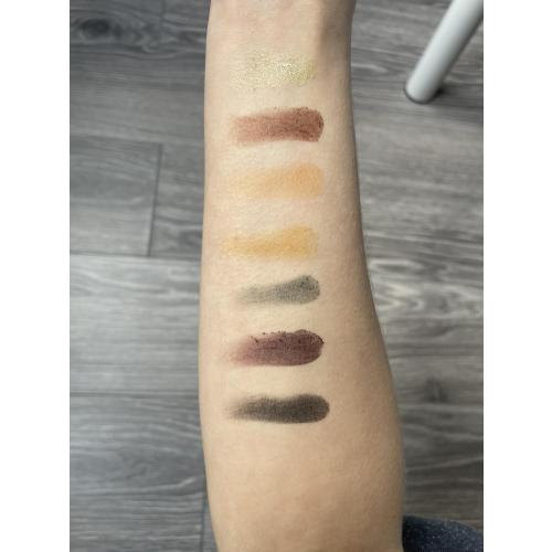 Revolution Beauty (Makeup Revolution) Re-Loaded, Iconic Division, Eyeshadow Palette (Paleta 15 cieni do powiek) - opinie | zdjęcie do recenzji od Gabriela031099 - 3