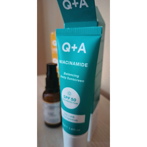 Q+A Niacinamide Balancing Daily Sunscreen SPF50 (Równoważący krem przeciwsłoneczny z niacynamidem) - opinie | zdjęcie do recenzji od optostin