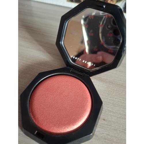 Fenty Beauty by Rihanna Hot Cheeks, Velour Blushlighter (Błyszczący róż do policzków w kremie) - opinie | zdjęcie do recenzji od Weronixis - 1