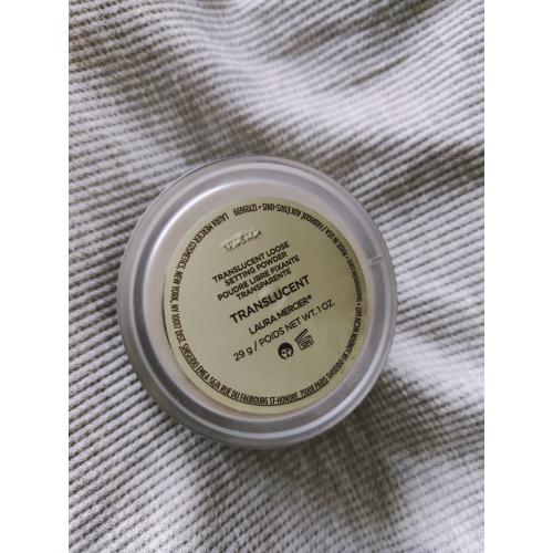 Laura Mercier Translucent Loose Setting Powder (Transparentny puder utrwalający makijaż) - opinie | zdjęcie do recenzji od shewild - 2
