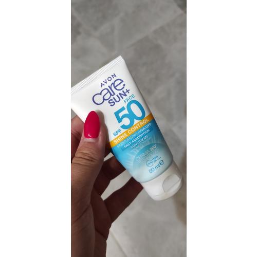 Avon Care,  Sun + Face, Shine Control Sun Cream SPF 50 (Matujący krem nawilżająco-ochronny do twarzy SPF50) - opinie | zdjęcie do recenzji od Kawusia94