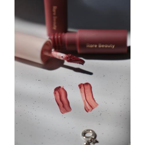 Rare Beauty Lip Soufflé Matte Lip Cream (Matowa pomadka do ust w płynie) - opinie | zdjęcie do recenzji od VegeTime