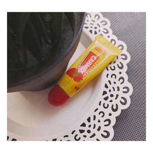 Carma Laboratories Carmex, Moisturising Lip Balm Strawberry (Nawilżający balsam do ust w tubce o smaku truskawkowym) - opinie | zdjęcie do recenzji od Alezwieje - 1