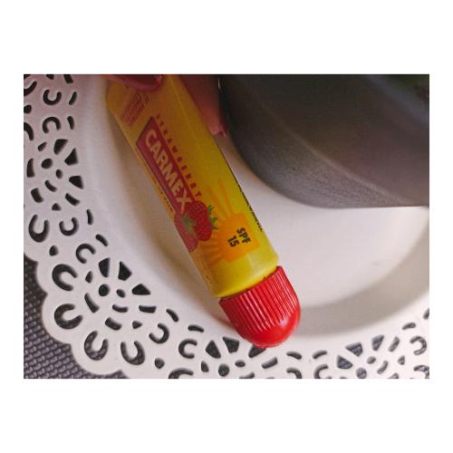Carma Laboratories Carmex, Moisturising Lip Balm Strawberry (Nawilżający balsam do ust w tubce o smaku truskawkowym) - opinie | zdjęcie do recenzji od Alezwieje - 4