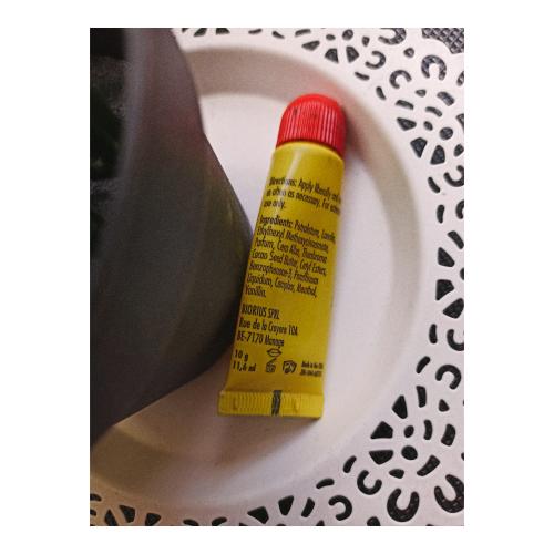 Carma Laboratories Carmex, Moisturising Lip Balm Strawberry (Nawilżający balsam do ust w tubce o smaku truskawkowym) - opinie | zdjęcie do recenzji od Alezwieje - 5