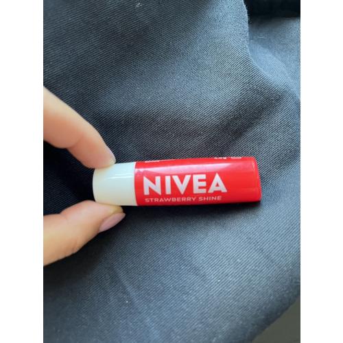 Nivea Strawberry Shine, 24h Melt-in Moisture (Pomadka ochronna truskawkowa) - opinie | zdjęcie do recenzji od Bakinimod