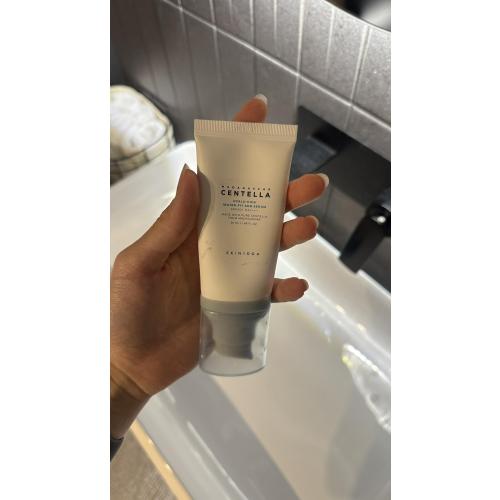 Skin1004 Water-Fit Sun Serum SPF 50+ PA++++ (Lekki nawilżający krem przeciwsłoneczny SPF 50+ PA++++) - opinie | zdjęcie do recenzji od wiktoriakwit